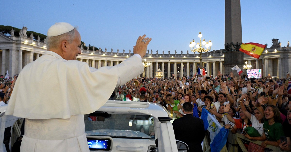 el-papa-leon-xiv-aparece-de-improviso-en-plaza-san-pedro-y-es-ovacionado-por-miles-de-jovenes