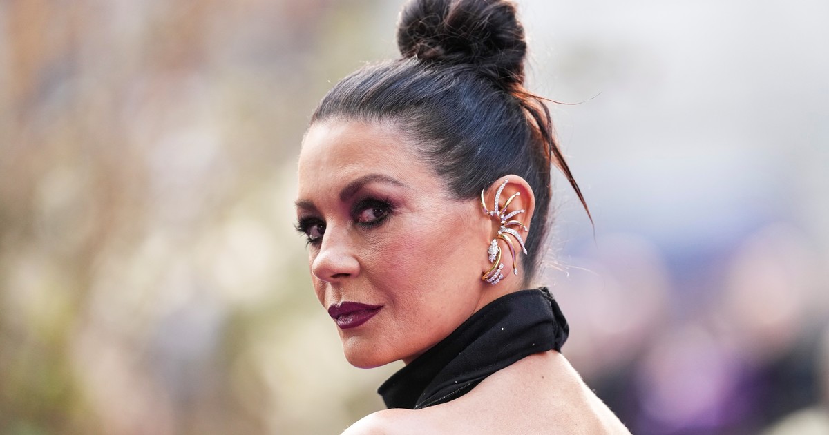 catherine-zeta-jones,-la-morticia-de-la-serie-merlina,-hablo-de-su-vinculo-con-lady-gaga-y-de-por-que-se-hizo-viral-en-tiktok