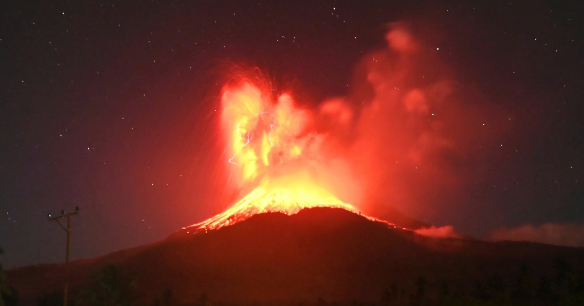 impresionante-erupcion-de-un-volcan-en-indonesia:-lava-incandescente,-rayos-y-aldeas-cubiertas-de-cenizas