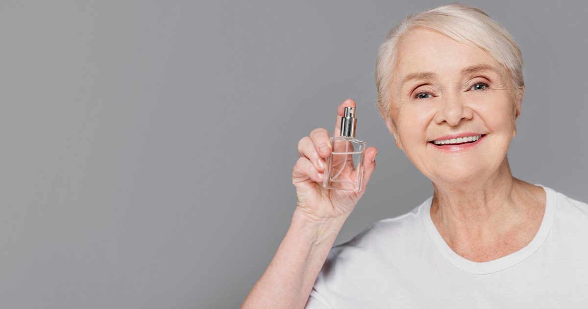 estos-son-3-perfumes-ideales-para-mujeres-de-60-anos:-cuales-son-las-caracteristicas-que-los-hacen-perfectos