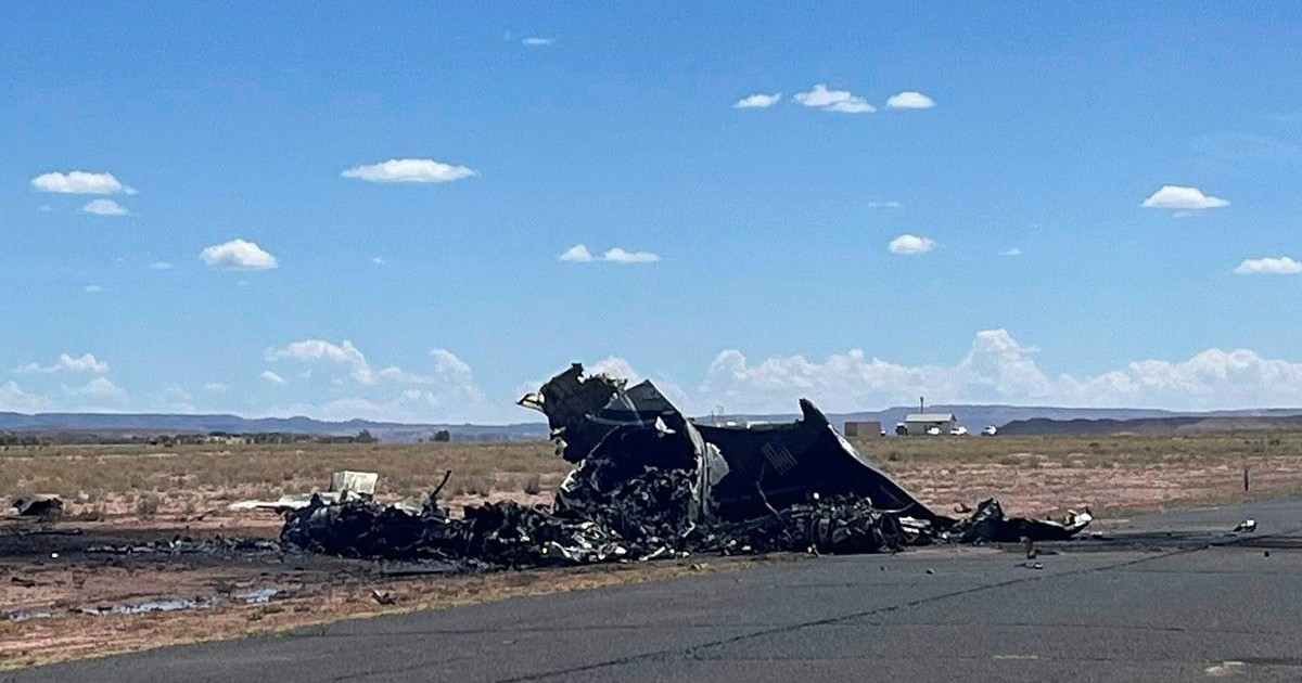 tragedia-aerea-en-arizona:-un-avion-ambulancia-se-estrello-poco-despues-de-despegar-y-murieron-cuatro-medicos