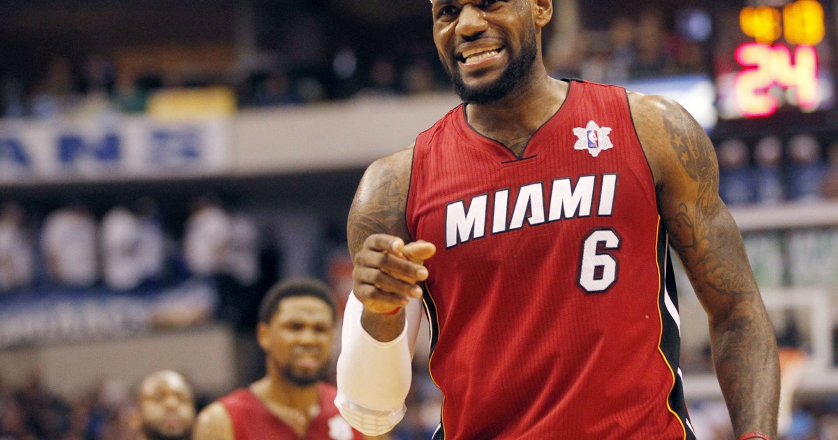 fue-empleado-de-seguridad-de-miami-heat-y-lo-acusan-de-robar-mas-de-400-camisetas-de-la-nba:-las-vendia-en-internet