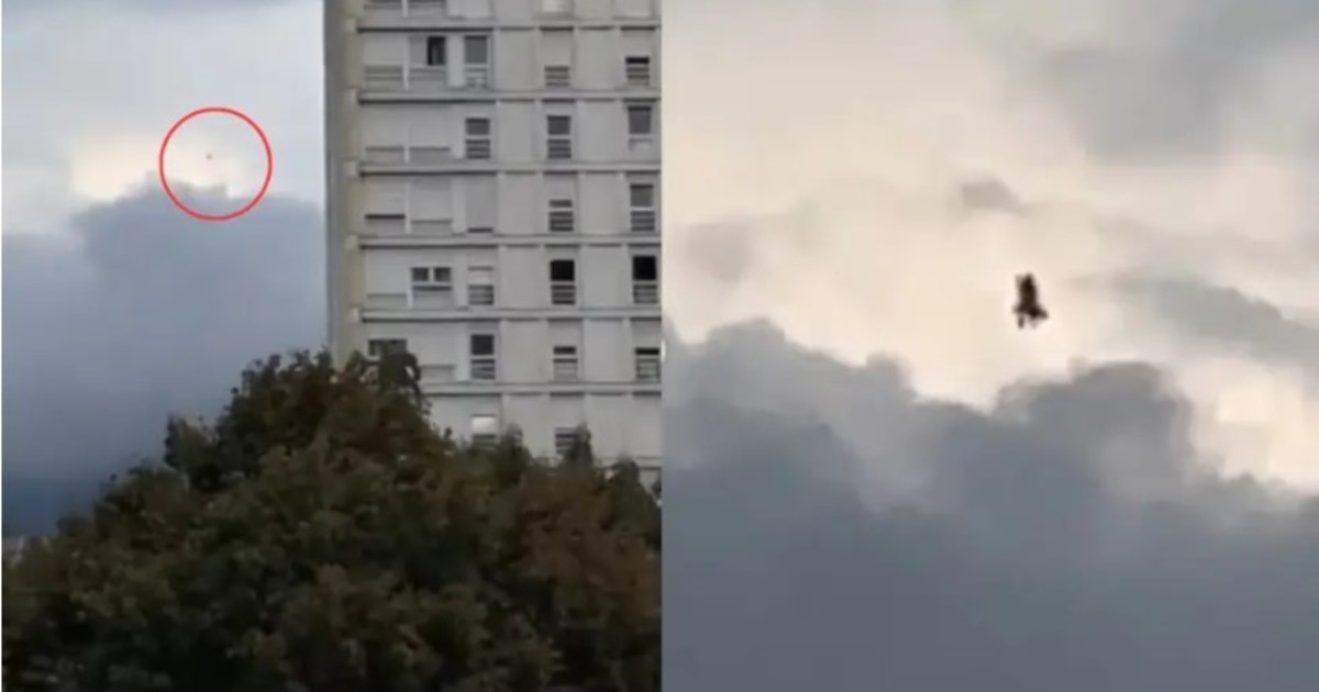 filmaron-a-una-presunta-bruja-volando-sobre-una-escoba