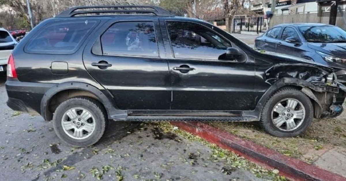 rapidos-y-furiosos-en-cordoba:-evadieron-un-control,-chocaron-otros-autos-en-una-persecucion-y-los-atraparon-en-los-techos-de-un-barrio