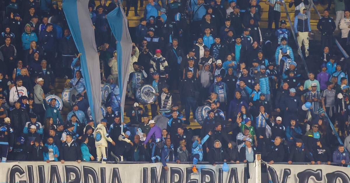 el-calvario-de-los-hinchas-de-racing-en-el-estadio-de-penarol:-un-papelon-organizativo-que-duro-casi-ocho-horas-y-se-termino-a-la-madrugada