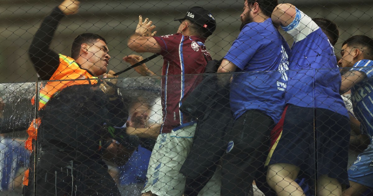 los-hinchas-de-godoy-cruz-la-pasaron-mal-en-el-final-del-partido-ante-atletico-mineiro-y-hubo-enfrentamientos-con-la-policia