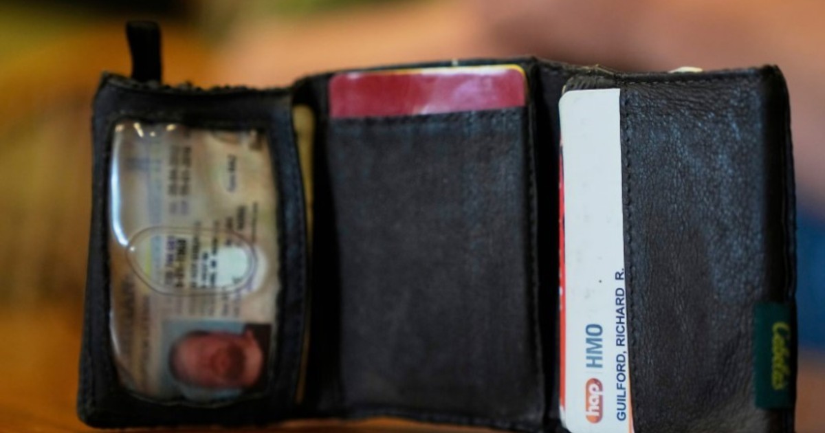 hallan-la-billetera-perdida-de-un-jubilado-en-el-motor-de-un-auto-despues-de-11-anos