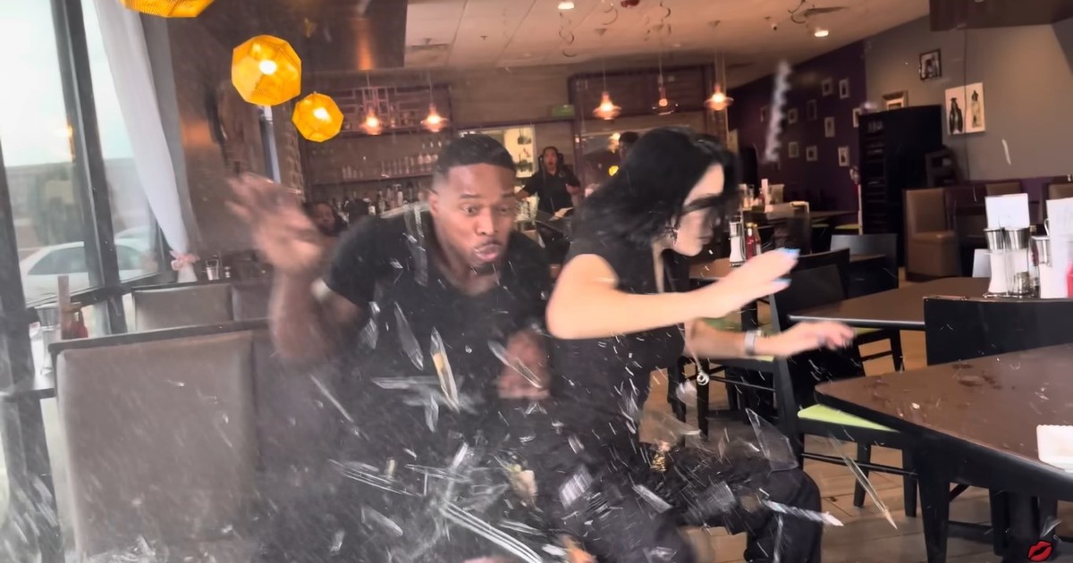 una-pareja-de-influencers-probaba-la-comida-de-un-restaurante-y-un-auto-los-choco-mientras-filmaban-el-video