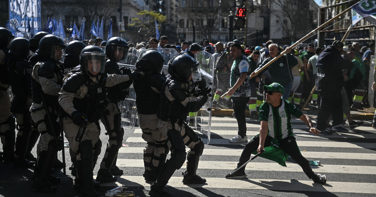 incidentes-frente-al-congreso-por-la-manifestacion-de-trabajadores-del-garrahan-y-estatales:-aplican-el-protocolo-antipiquetes