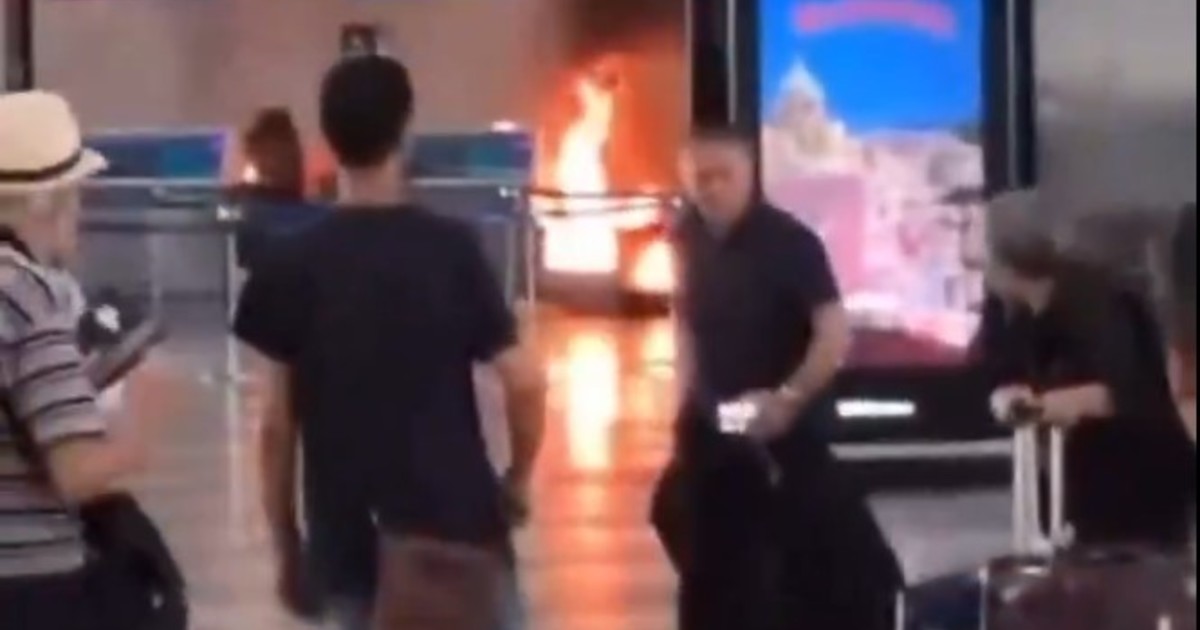 violencia-en-un-aeropuerto-de-italia:-un-hombre-prendio-fuego-un-mostrador-y-golpeo-monitores-con-un-martillo