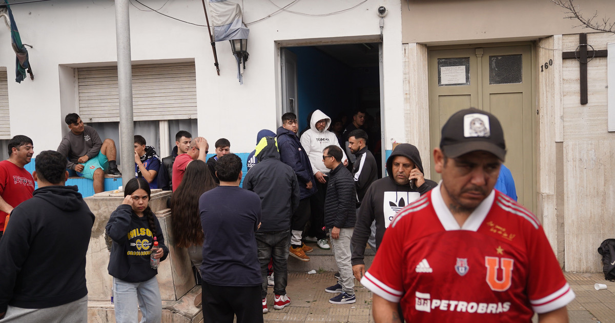 tension-en-avellaneda-tras-la-liberacion-de-los-hinchas-chilenos:-agredieron-un-movil-de-tv-y-hubo-temor-en-el-colegio-de-independiente
