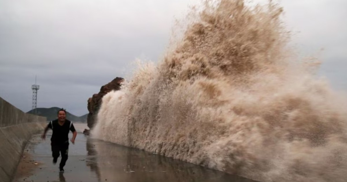 medio-millon-de-evacuados-y-vuelos-suspendidos:-asi-se-prepara-vietnam-ante-el-tifon-kajiki,-que-tambien-afectara-a-china