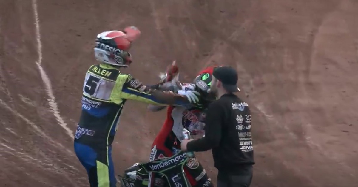dos-motociclistas-profesionales-se-pelearon-a-punetazos-en-plena-pista-de-carreras
