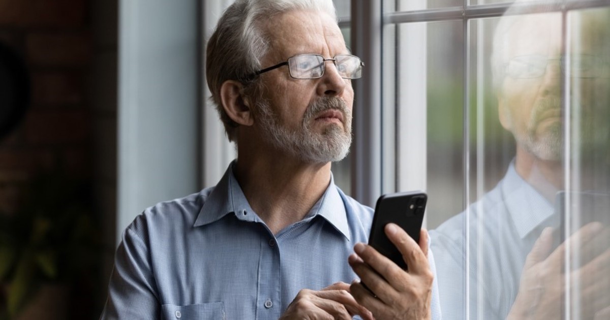 estafas-digitales-a-adultos-mayores:-las-cinco-mas-comunes,-de-mensajes-falsos-de-familiares-a-enganos-con-ia