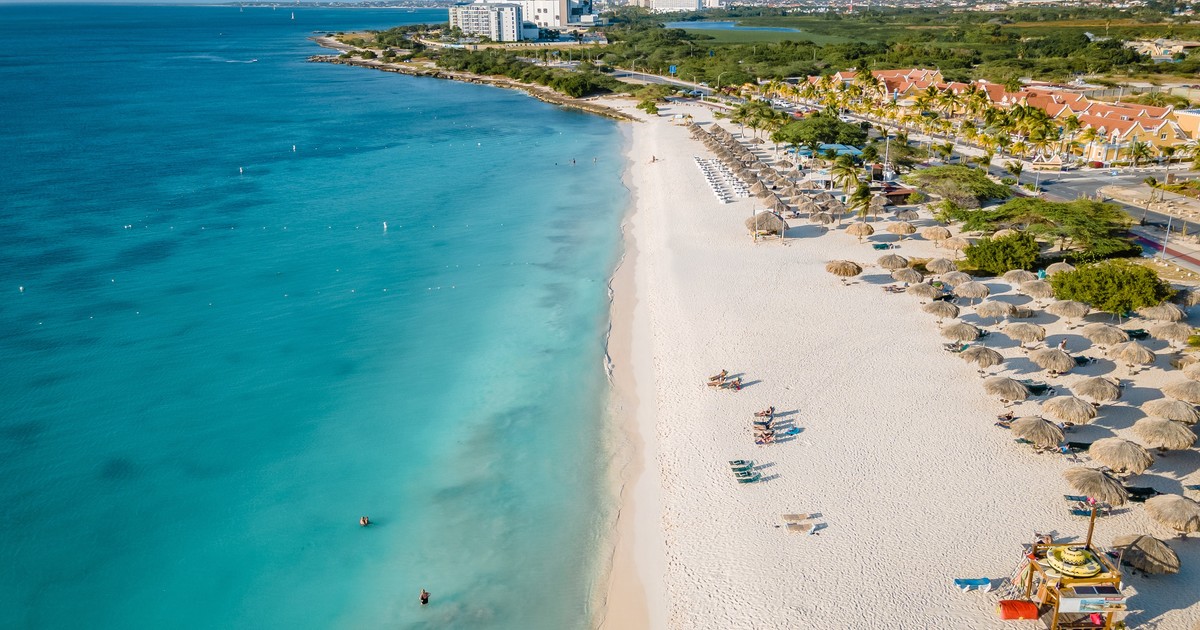 aerolineas-argentinas-lanza-una-ruta-inedita:-tendra-vuelos-a-aruba-por-el-boom-de-viajes-al-exterior