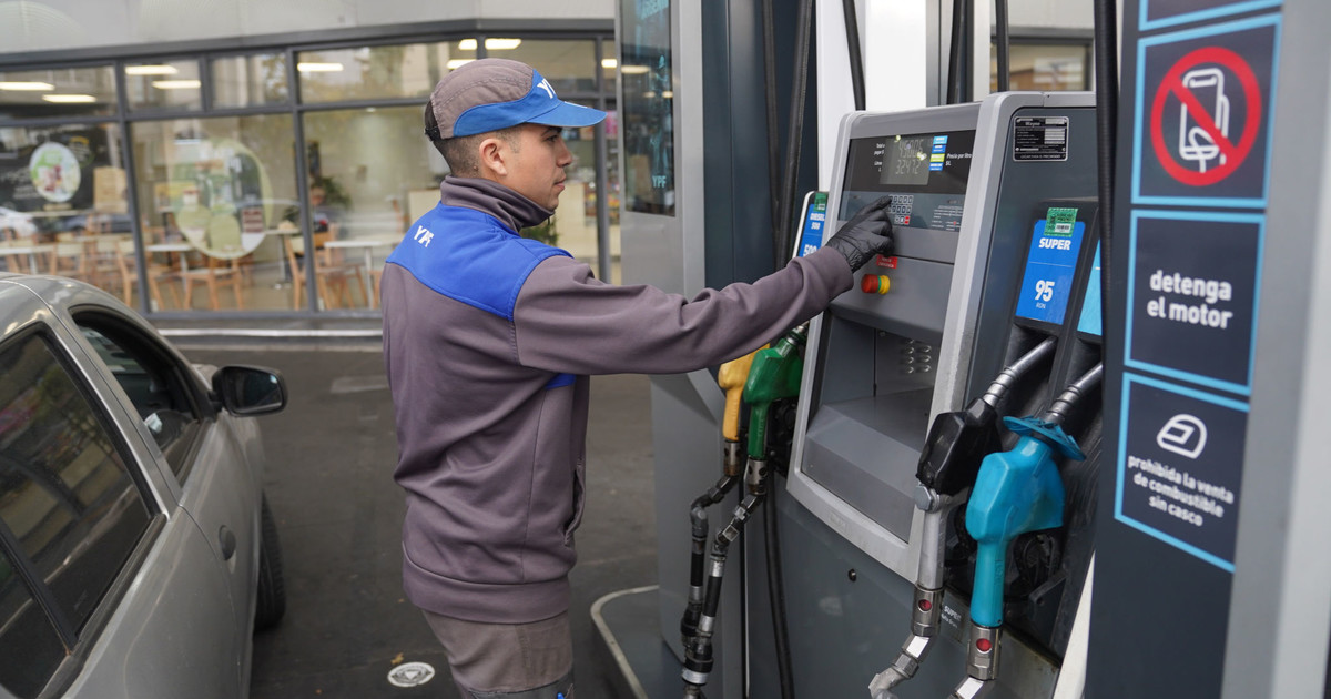 por-la-suba-del-dolar-hubo-aumentos-en-las-naftas,-pero-las-empresas-ya-no-los-comunican