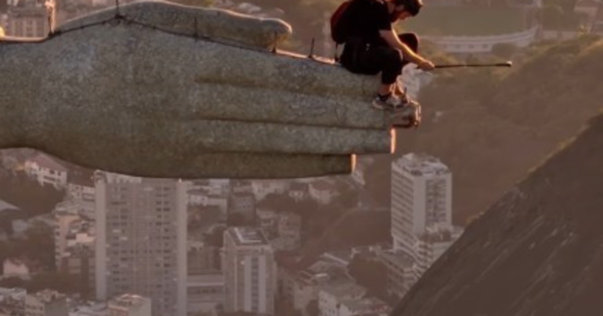 locura-en-rio-de-janeiro:-dos-personas-saltaron-en-paracaidas-desde-el-cristo-redentor
