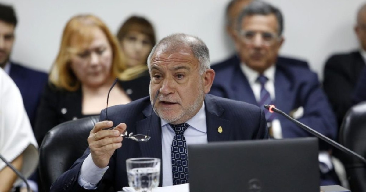 luis-juez,-sobre-milei:-«es-como-un-tipo-que-se-ahoga,-si-no-se-deja-sacar-del-agua-te-terminas-ahogando-vos-tambien»