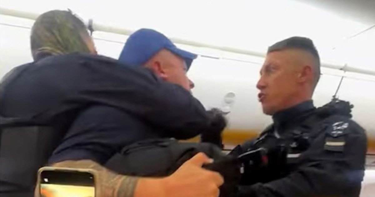 hicieron-una-despedida-de-soltero-en-el-avion-y-provocaron-un-aterrizaje-de-emergencia:-“arrancaron-con-botellas-de-licor”