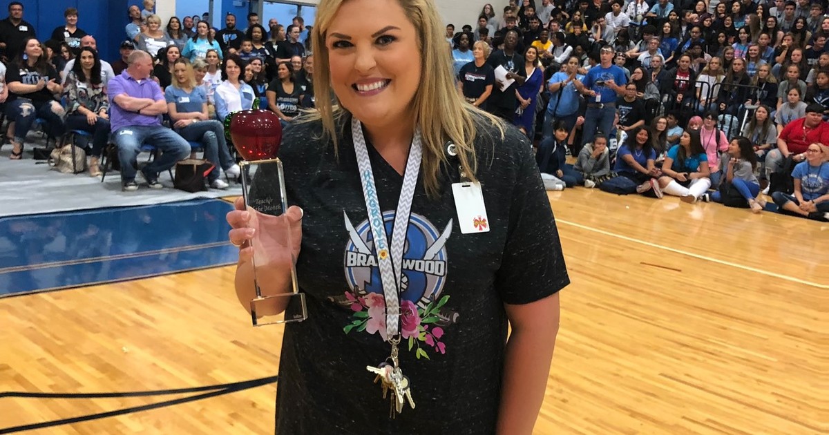 escandalo-escolar:-la-eligieron-la-«maestra-del-ano»-y-despues-cayo-por-abusar-de-un-alumno-de-15-anos