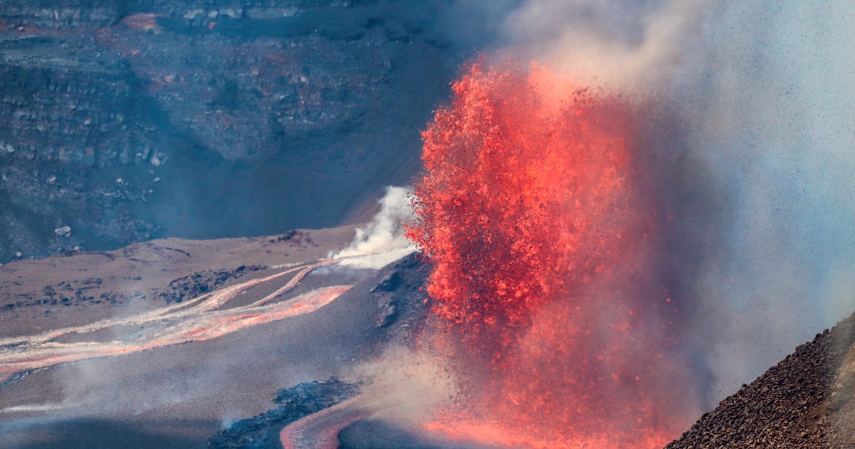 alerta-en-hawaii:-el-volcan-kilauea-entro-en-erupcion-y-expulso-lava-hasta-150-metros