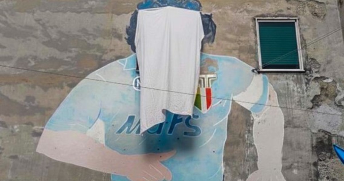 taparon-un-iconico-mural-de-maradona-en-napoles-y-hay-tension-entre-comerciantes-callejeros-y-las-autoridades