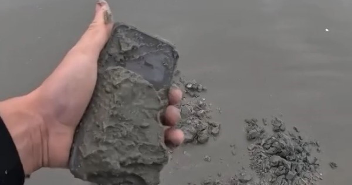 encontro-un-iphone-enterrado-en-una-playa-y-logro-ubicar-a-su-duena:-«pense-que-nunca-mas-lo-volveria-a-tener»
