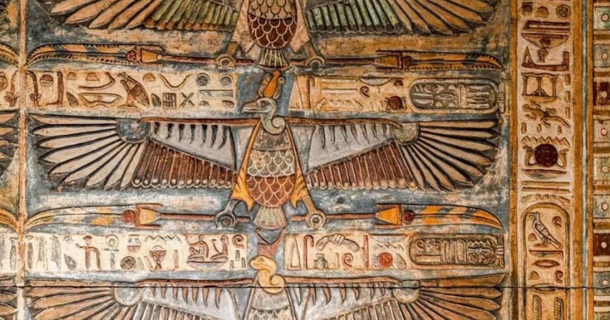 al-limpiar-un-templo-egipcio-de-hace-2000-anos-descubrieron-inscripciones-en-color