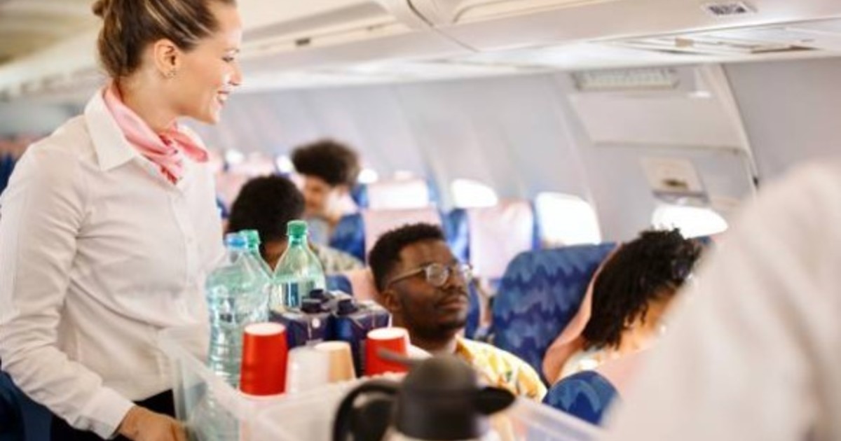 sirvieron-la-comida-en-un-avion-y-un-pasajero-apunalo-con-un-tenedor-a-dos-menores