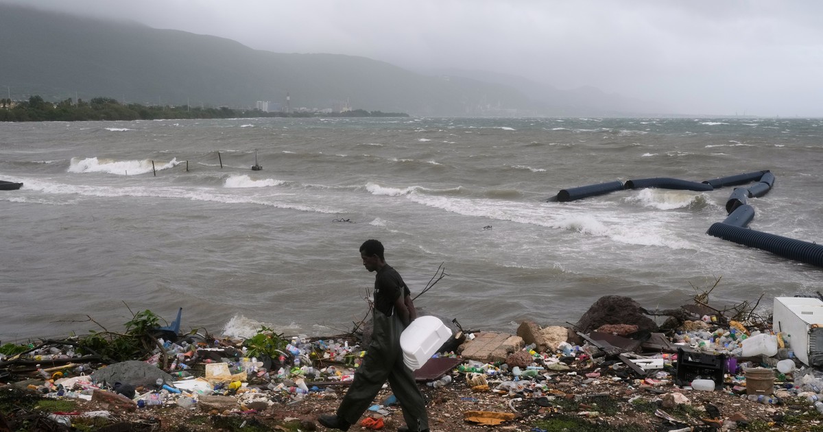 huracan-melissa:-el-embajador-en-jamaica-revelo-como-estan-los-100-turistas-argentinos-afectados-por-el-devastador-fenomeno-climatico