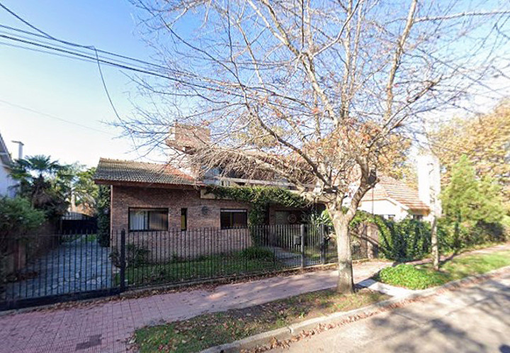 Los ladrones ingresaron a la casa de la víctima forzando algunas de las ventanas.