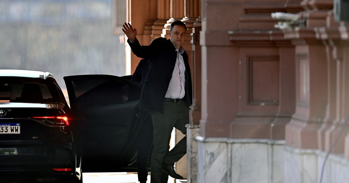 manuel-adorni-minimizo-la-declaracion-de-donald-trump,-pero-comparo-la-ayuda-de-estados-unidos-con-el-rescate-a-mexico-por-el-«efecto-tequila»