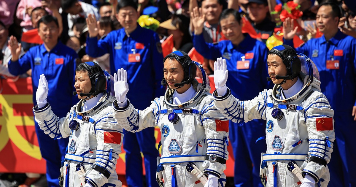 tres-astronautas-quedaron-varados-tras-chocar-con-«basura-espacial»-y-no-saben-cuando-volveran-a-la-tierra:-la-mision-shenzhou-20