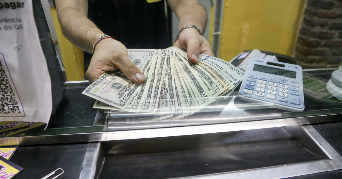 con-el-«rulo»-financiero,-las-empresas-saltearon-el-cepo-y-compraron-us$-12.000-millones-en-seis-meses