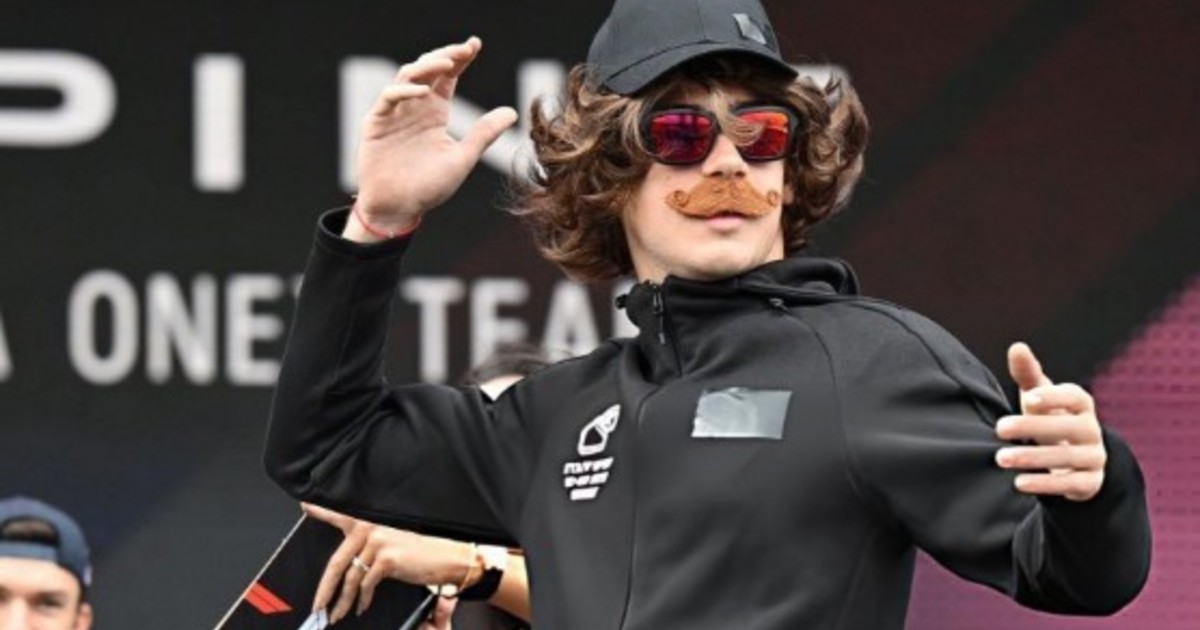 franco-colapinto-sorprendio-a-los-fanaticos-con-un-disfraz-en-el-fan-zone-de-interlagos:-¿a-quien-quiso-parecerse-el-argentino?