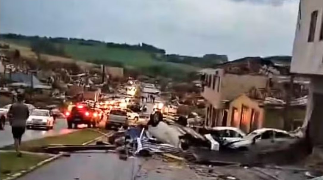 cinco-muertos-y-rafagas-de-250km/h:-los-impactantes-videos-de-los-destrozos-que-dejo-un-tornado-en-brasil