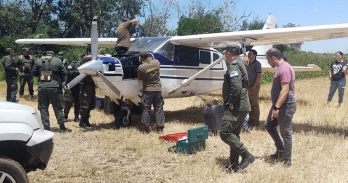 hallaron-otro-avioneta-narco-abandonada-en-santa-fe:-los-perros-detectaron-que-llevaba-cocaina