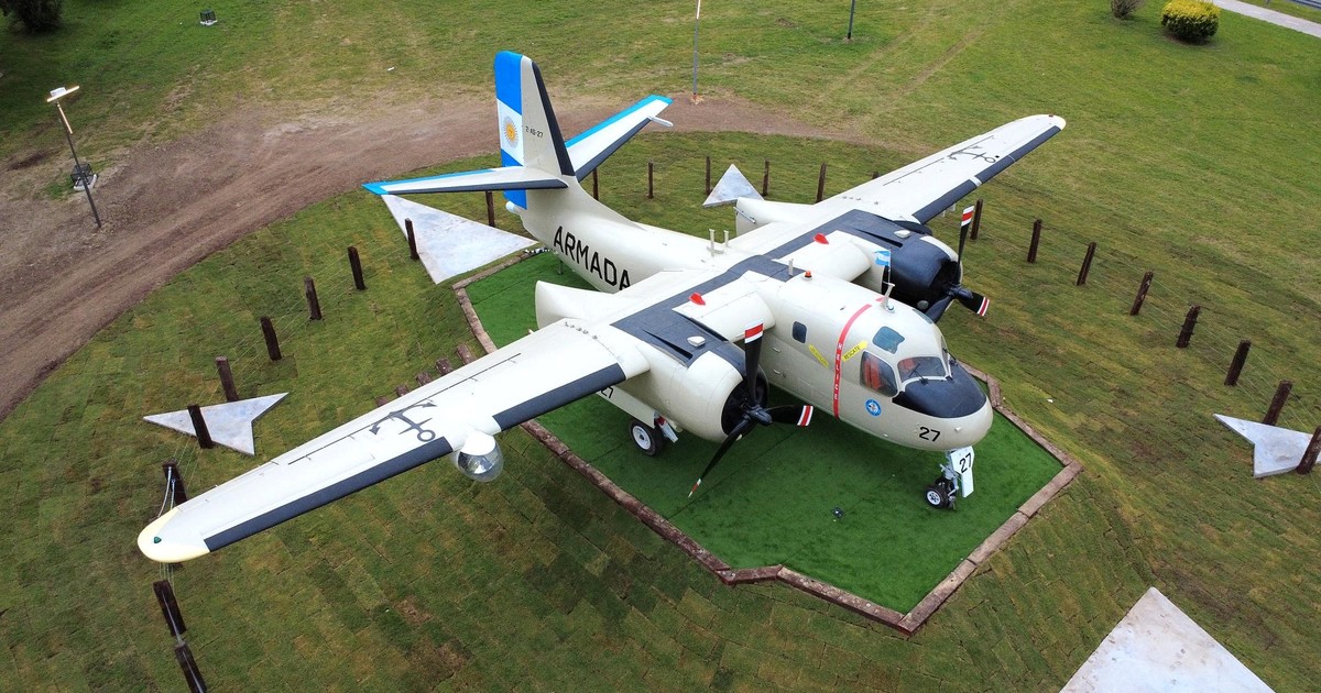 el-avion-de-la-guerra-de-malvinas-que-ahora-se-exhibe-al-publico-a-pasos-de-la-basilica-de-lujan