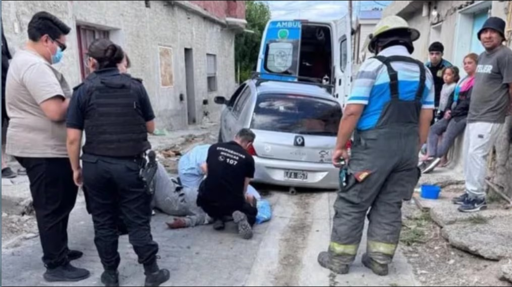 chubut:-un-hombre-reparaba-su-auto-en-la-vereda-y-quedo-atrapado-debajo-del-vehiculo-en-un-dramatico-accidente