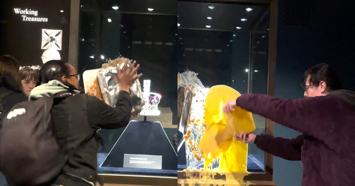 un-grupo-de-activistas-arrojo-comida-contra-las-joyas-de-la-corona-en-londres