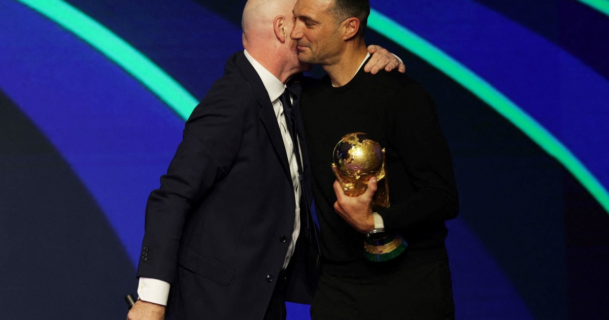 scaloni-y-un-acto-de-justicia:-infantino-le-pidio-perdon-y-le-dejo-tocar-la-copa-sin-guantes