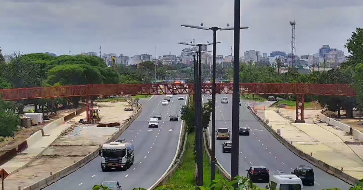 asi-demolieron-dos-puentes-sobre-la-autopista-dellepiane:-se-adelanto-la-apertura-y-ya-se-puede-circular