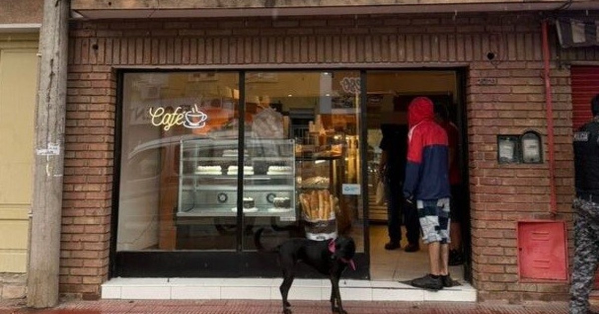 tres-chicas-que-volvian-de-bailar-quisieron-robar-una-panaderia-en-cordoba:-la-encargada-las-echo-a-los-cuchillazos