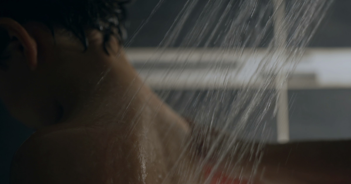 «mala-madre»:-castigo-a-su-pequeno-hijo-con-una-ducha-fria-hasta-matarlo-y-obligo-a-sus-hermanos-a-quemar-el-cuerpo