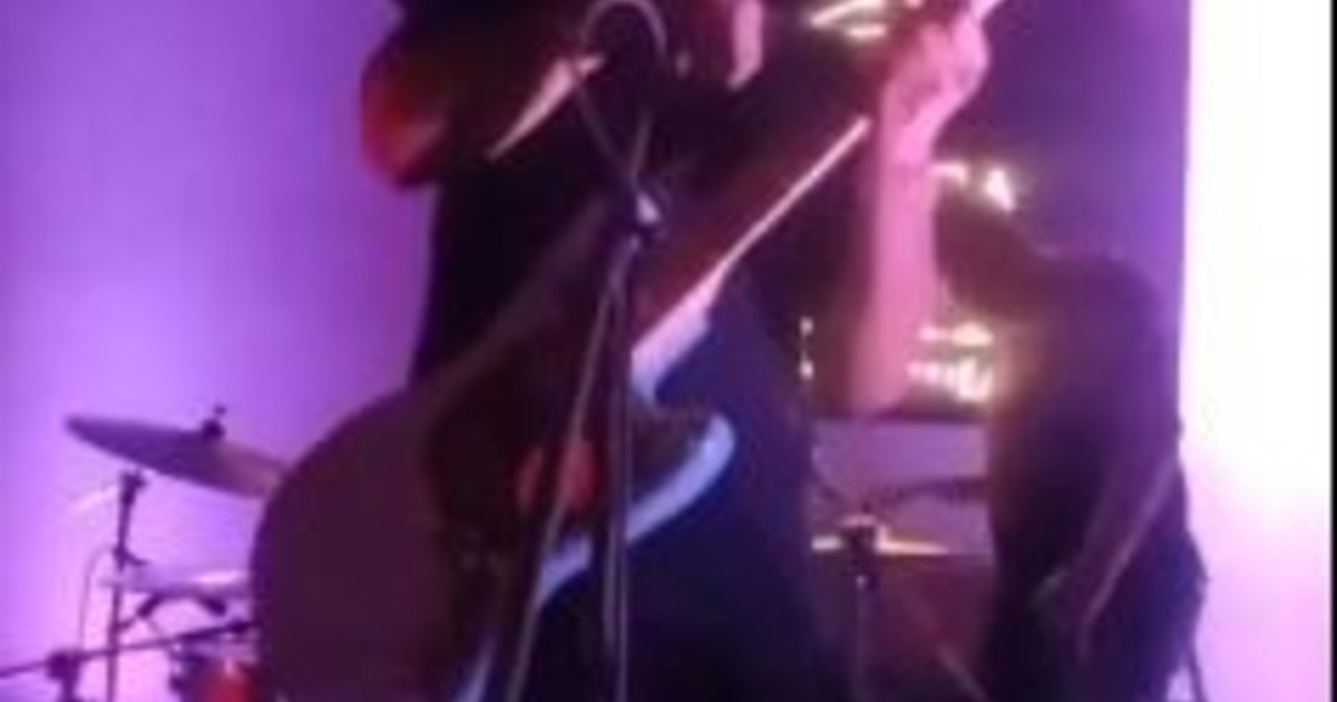 un-cantante-se-electrocuto-en-pleno-show-y-cayo-al-escenario:-el-impactante-video-que-se-volvio-viral