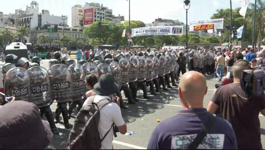 marcha-de-la-cgt-en-plaza-de-mayo:-la-policia-avanzo-sobre-los-manifestantes-y-hubo-disturbios