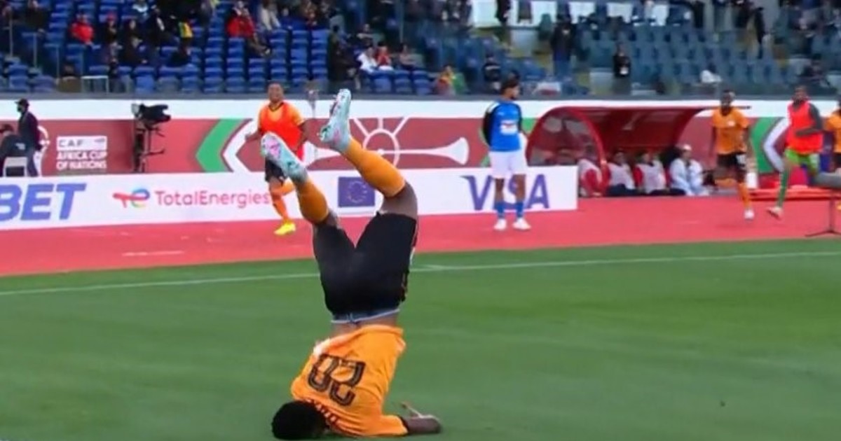 copa-africa-2025:-un-jugador-de-zambia-casi-se-rompe-el-cuello-al-festejar-el-empate-agonico-vs-mali