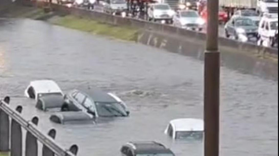 autos-bajo-el-agua-en-la-panamericana,-calles-inundadas-y-arboles-caidos:-los-videos-de-la-tormenta-en-el-amba