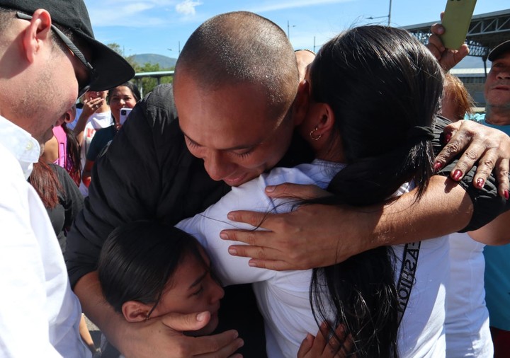 El joven colombiano Iván Colmenares se abraza a su familia el día de su liberación por parte de la dictadura chavista. 