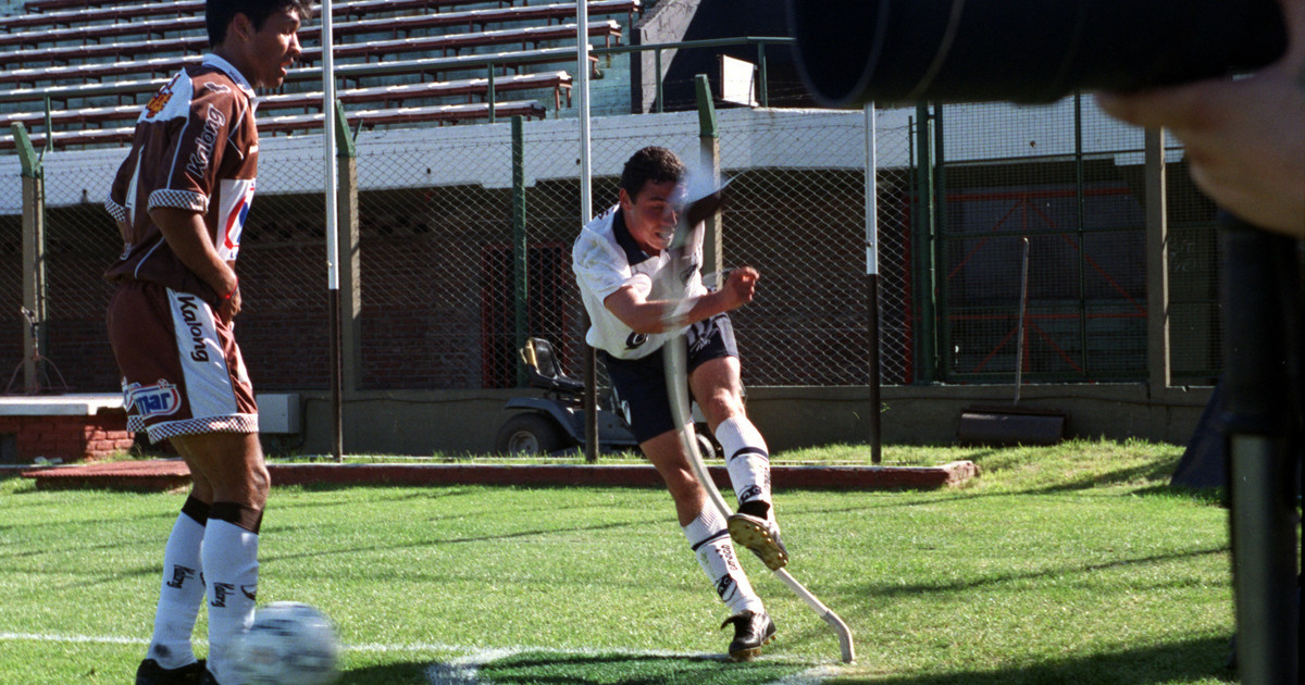 el-banderin-del-corner-movil:-el-invento-argentino-que-busca-una-mini-revolucion-en-el-futbol-mundial-y-hasta-alterar-las-reglas-de-juego